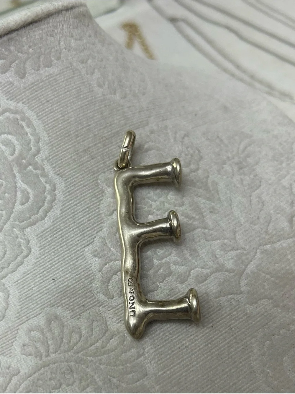 UNO de 50 Silver Letter E Pendant Charm